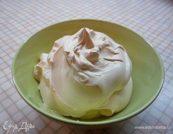 Приготовим крем. Сливки взбиваем с вареной сгущенкой.