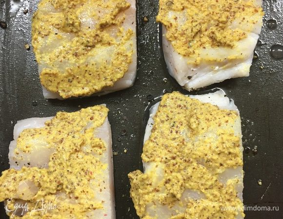 Смазываем как следует противень оливковым маслом, положить филе трески кожей вниз. Посолить, поперчить. Смазать каждую филе дижонской горчицей.