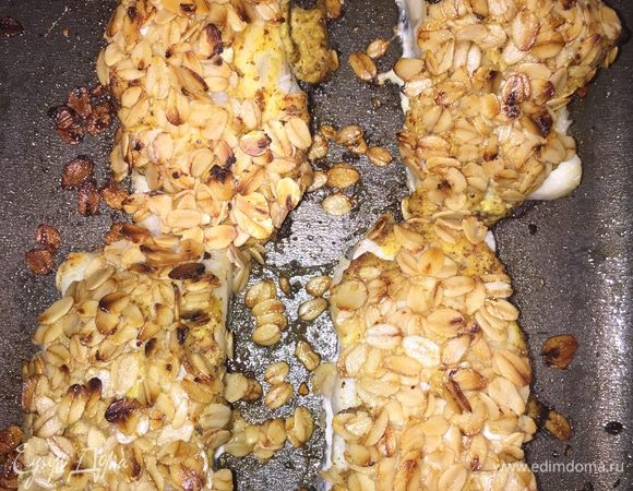 Разогрейте духовку до максимума. Идеально — режим гриля. И смело отправляйте рыбу в пекло на 10 минут. Я пекла на 270°С.
Поглядывайте обязательно. Хлопья должны подзолотиться и чуть-чуть (но только чуть-чуть) покрыться пригаринками. Это значит, что они стали хрустящими.
