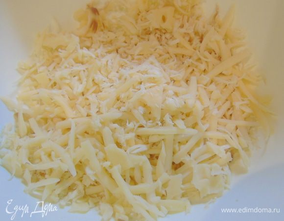 Сыр натрите на терке. Половину отложите.
