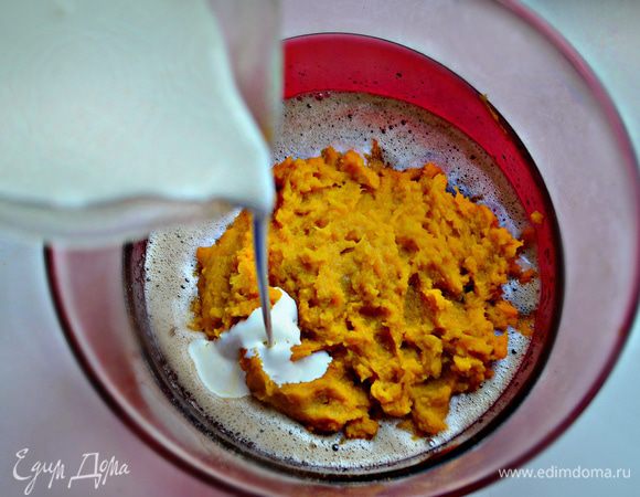 Затем добавить тыквенное пюре, сливки и снова перемешать.