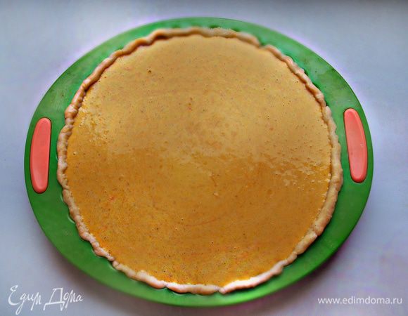 На тесто вылить начинку и отправить форму в разогретую до 180°С духовку на 1 час. Готовность пирога проверяется деревянной палочкой: если она сухая, пирог готов.