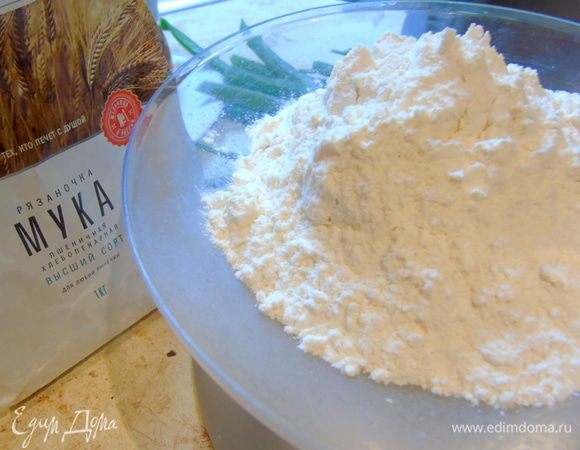 Муку просеиваем.