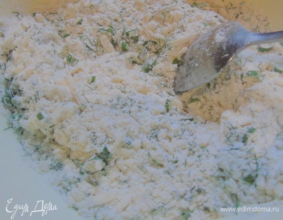 В сыр добавляем муку и  все остальные сухие ингредиенты и нарезанную зелень, перемешиваем.