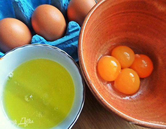 Отделить желтки от белков.