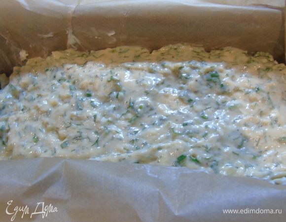 Выкладываем тесто в форму застеленную пергаментом.