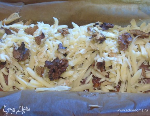 Достаем кекс, посыпаем отложенным сыром и орехами (1 ст. л. грецких) и отправляем еще в духовку, до готовности. Проверяем палочкой, она должна выходить сухой.