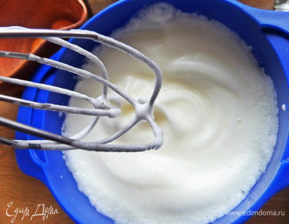 Белки тоже взбить в пену с щепоткой соли.