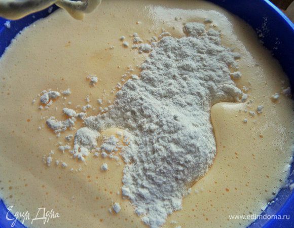 Просеянную муку (1 стакан) всыпать партиями.