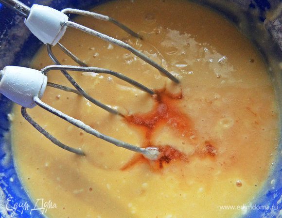  Влить в тесто. Снова взбить.