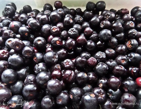 Из ягод хорошо в выпечке себя повела черноплодная рябина. Здесь ее называют арония.