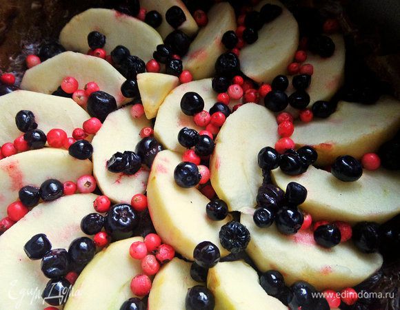 Бруснику и чернику тоже сверху на яблоки.