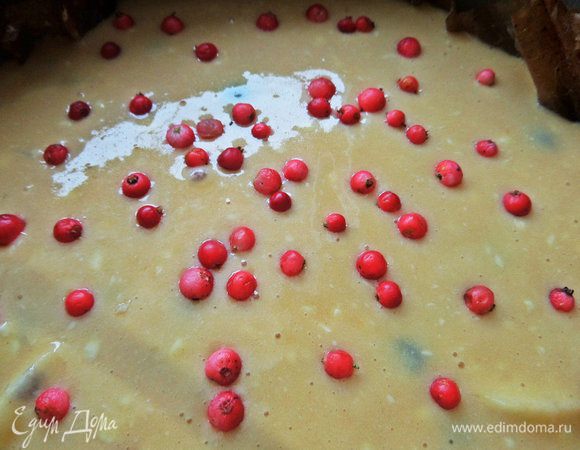 Сверху украшаем брусничкой.