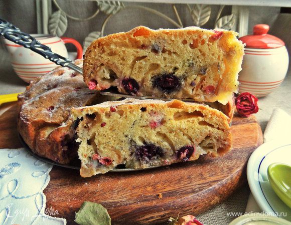 Бисквит-пирог хорошо поднялся, поэтому яблок и ягод смело можно брать больше, кто любит.