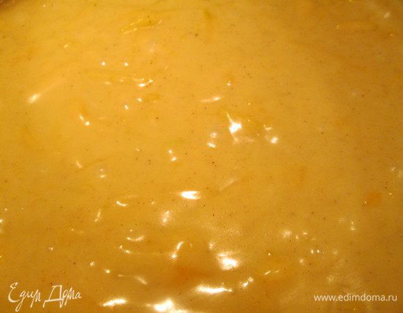 Смешиваем муку с разрыхлителем, корицей, солью и отставляем в сторону. 
Яйца, молоко, растопленное сливочное масло, сахар взбиваем.