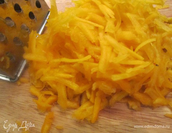 Тыкву натираем на крупной терке.
