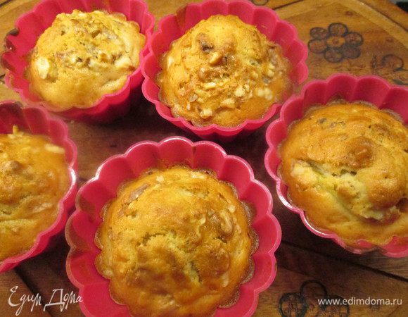Укладываем формочки в духовку, нагретую до 200°С и выпекаем 25 минут. Готовность проверяем сухой шпажкой.
Вынимаем готовые кексы из духовки, даем отдохнуть в формочках. Вынимаем и остужаем на решетке.
