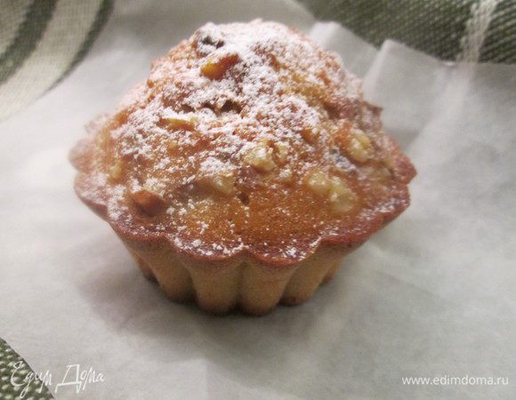 Посыпаем кексы сахарной пудрой.