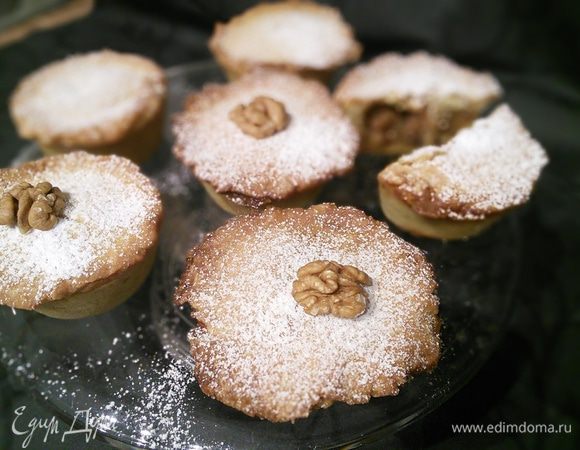 Выпекать в заранее разогретой до 170°С около 35 — 40 минут. Наблюдайте за своими пирожными, духовки у всех разные. Золотистый цвет подскажет о их готовности.