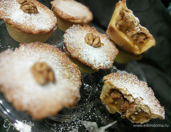 Перед подачей можно украсить половинками грецкого ореха и сахарной пудрой. Угощайтесь! 