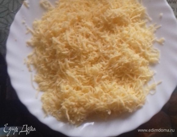 Я взяла голландский сыр и натерла на средней терке.