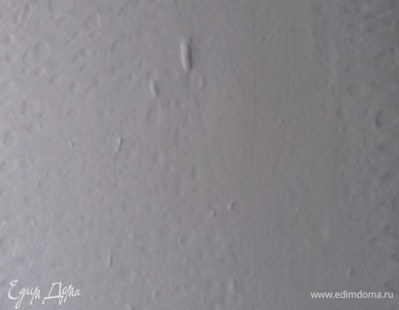 Тесто немного разморозить и пласт раскатать тонко, по форме противня.