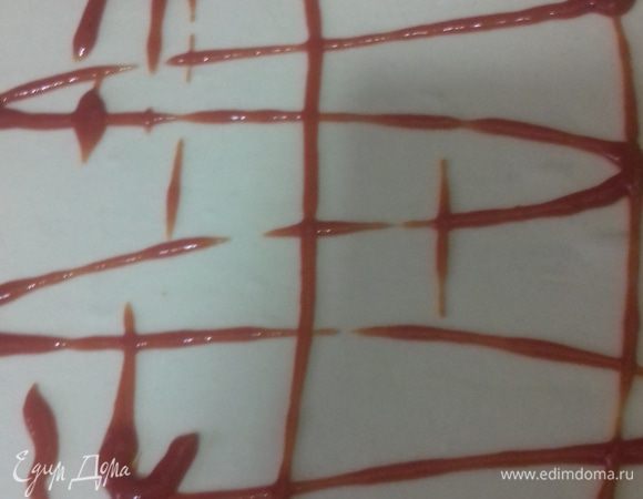 Обычно пиццу делаю со свежим помидором. На этот раз его не было, я взяла обычный томатный кетчуп. Нанесла на пласт теста.