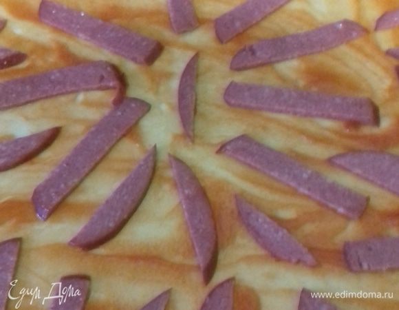 Далее выложила колбасу.