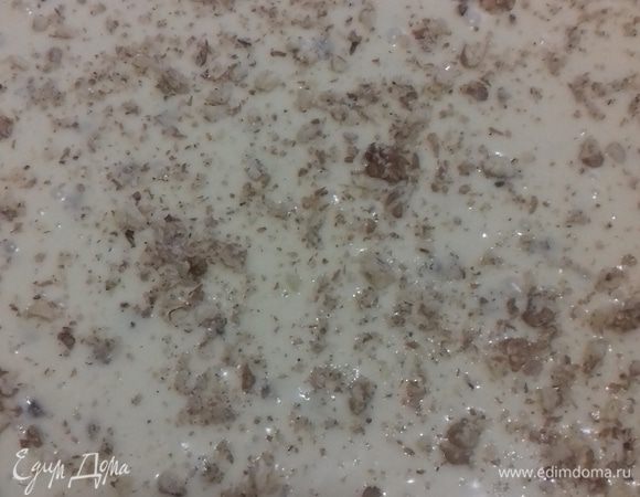 Вылить тесто на противень и посыпать сверху измельченными орехами.
Выпекать при температуре 230-250°С примерно 40 минут.
Все зависит от вашей духовки.
Готовность определять зубочисткой.