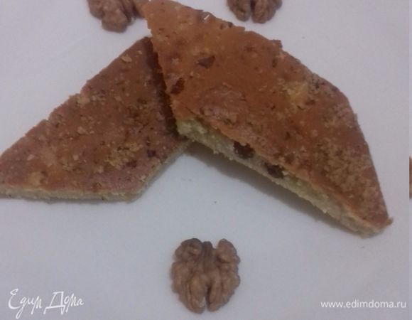 Готовый пирог порезать на кусочки.
У меня он вышел тонкий, так как домашние не любят очень пышную выпечку. И я тесто всегда наливаю тонким слоем.
Если же тесто вылить полностью в противень диаметром 36 см, то по пышности пирог будет в два раза больше.