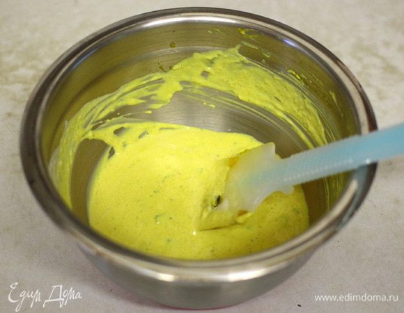 Хорошо перемешать спатулой.