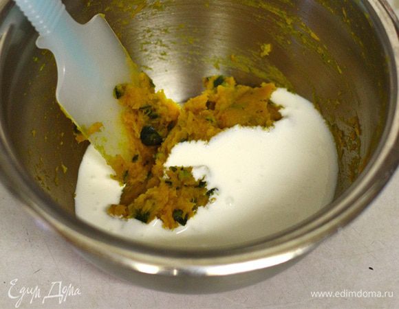 Налить сливки в миску и добавить 100 г тыквенного пюре.