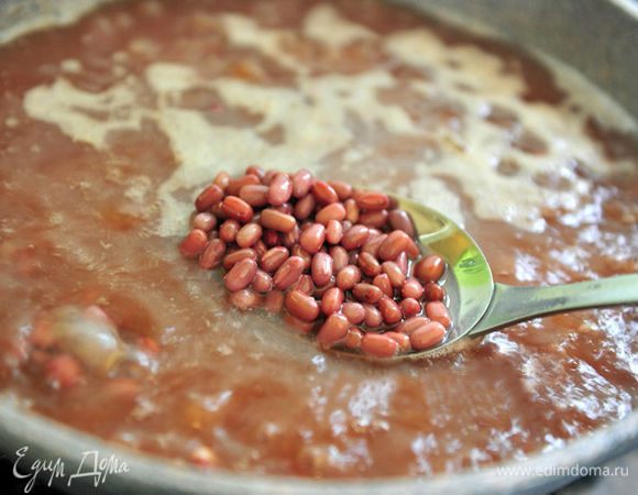Фасоль замочить в холодной воде на 6 — 8 часов. Поменять воду и отварить фасоль до готовности в течение 50 — 60 минут.