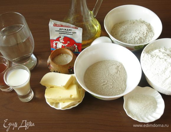 Подготовим три вида муки,  рекомендую использовать муку Рязаночка, дрожжи, масло растительное и сливочное, соль, молоко, воду, яйца, сахар. Формовку нашла на иностранном сайте, чуть изменила рисунок. А состав - эксперимент, три вида муки, каждое тесто замешивается отдельно и в венке будет отдельным пластом. 