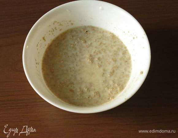 Начало стандартное для приготовления выпечки на дрожжах - разводим в 10 столовых ложках теплого молока  дрожжи с 2 чайными ложками сахара. Оставляем на 10 минут.