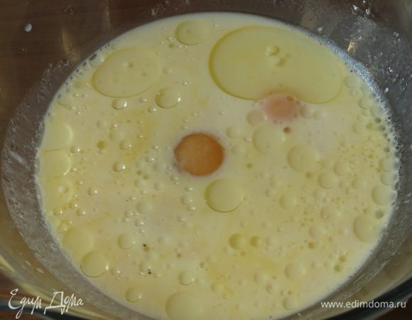 Соединяем оставшееся молоко (можно использовать только молоко, 250 мл без сметаны), соль, воду, 1 яйцо и один желток, 1 столовую ложку масла.