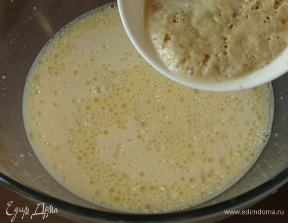 Вливаем дрожжевую массу. Вместо сухих дрожжей можно использовать 30 г живых. Перемешиваем все.