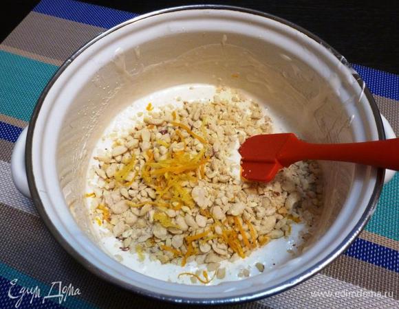 Белки взобьём до бела с сахаром, ванилином и щепоткой соли. Подмешаем муку (1 ст. л. без верха), добавим цедру лимона и апельсина, ореховую крошку. Размешаем и оставим на 5 минут.