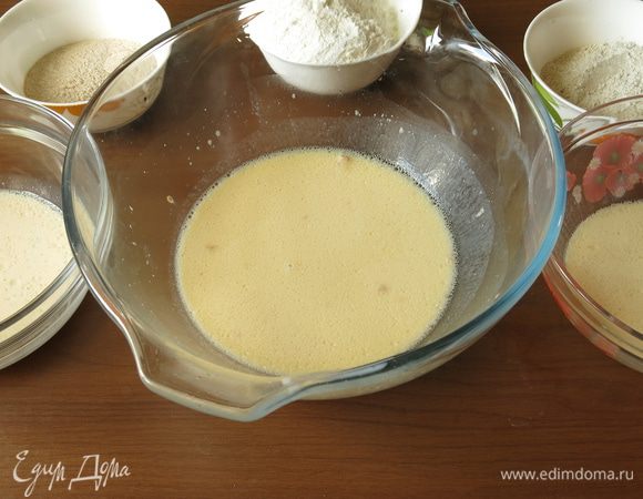 Использовала прием из хлеба «листья». Разделяем массу на три части — 3/5, 1/5, 1/5.