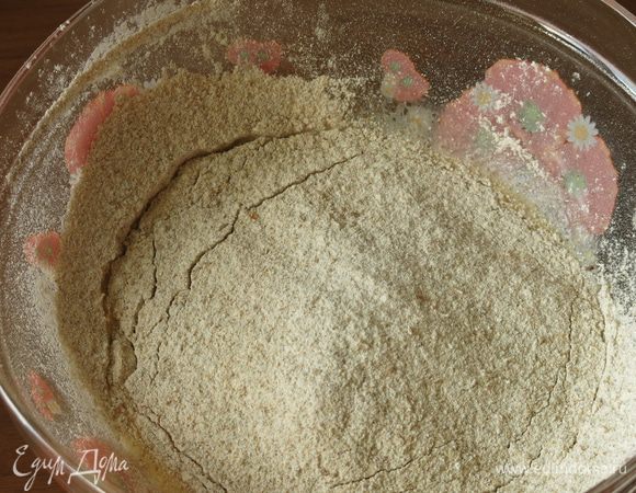 В 1/5 всыпаем 55 г цельнозерновой муки,замешиваем, добавляем 1 столовую ложку масла, всыпаем еще 55 г пшеничной муки. Пшеничную муку всыпаем порциями, корректируем количество для замеса мягкого теста. Готовила этот хлеб двумя замесами, во второй раз добавила в цельнозерновое тесто еще белок, желток будет использован для смазывания готового изделия, и дополнительно 40 г пшеничной муки для большей пластичности теста.