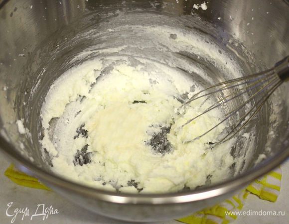 В отдельной миске 80 г размягченного масла взбить с сахаром.
