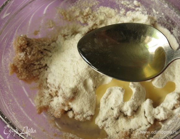 Вливаем ложку масла. При замесе с столкнулась с ожидаемой проблемой — рассыпчатостью теста. По рецепту во все тесто надо было положить один желток и яйцо, как раз здесь пригодился лишний белок. Добавляем белок в гречишное тесто, всыпаем пшеничную муку, 55 г, потом досыпаем пшеничную муку, сколько возьмет, у меня получилось грамм 10 — 12.