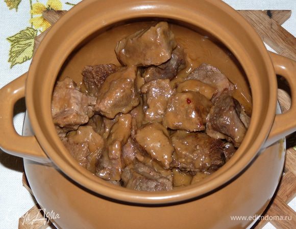  Мясо очистить от плёночек, нарезать кусками. Поджарить со всех сторон на растительном масле (я использую кукурузное) до золотистого цвета( около 15 минут). Добавить стакан воды и тушить под крышкой 1 час на медленном огне. При необходимости добавить воду. Сложить в горшок для запекания, добавить 150 мл воды.