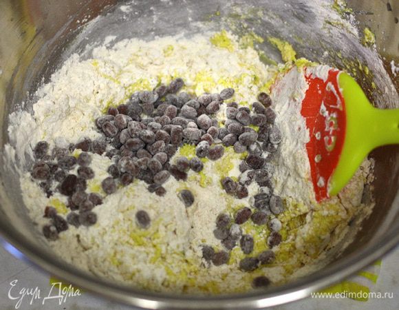 Смешать муку с содой, корицей и мускатным орехом, и добавить в миску. Добавить фасоль.