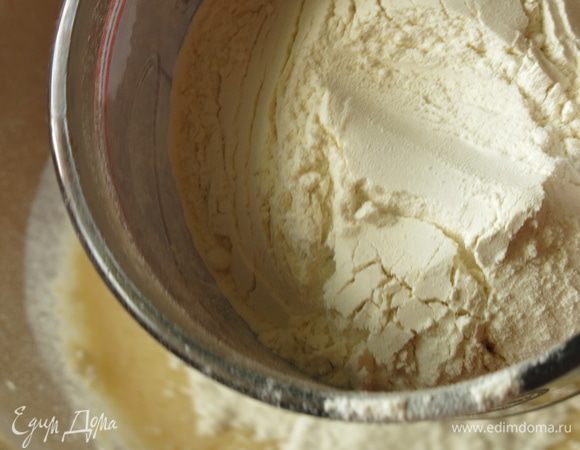 Замешиваем основное тесто, вводим муку и масло. При замесе удобно смазывать руки растительным маслом, так с тестом легче работать, оно меньше возьмет муки и останется легким.