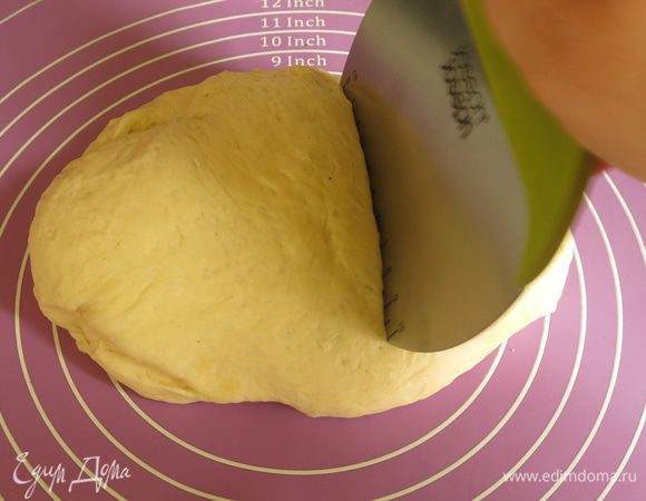 Получается пшеничное тесто. Даем тесту подрасти 1,5 часа, разрезаем пшеничное на три равные части.