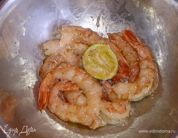 Маринуем креветки в оливковом масле, соке лайма, молотого перца, морской соли минут 5 — 10.