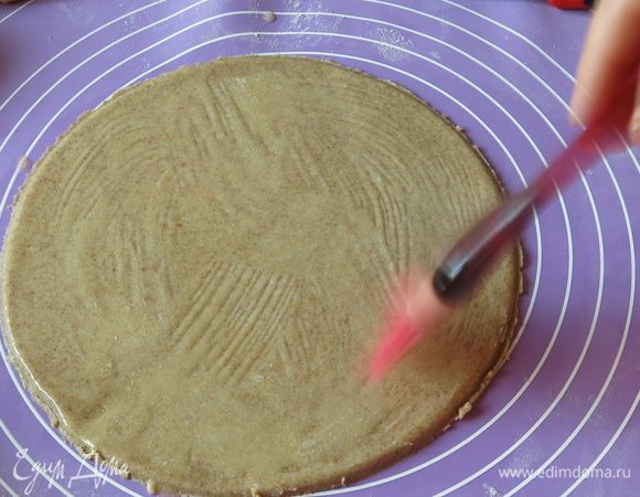 Каждый слой смазываем растопленным сливочным маслом. Не повторите мою ошибку, смазывать маслом надо тесто не на раскаточной поверхности, а на той, где будете выпекать, термоковрике или противне, иначе при переносе круг может растянутся. Выкладываем слои - пшеничный, цельнозерновой, пшеничный, гречишный, пшеничный, последний не смазываем маслом.