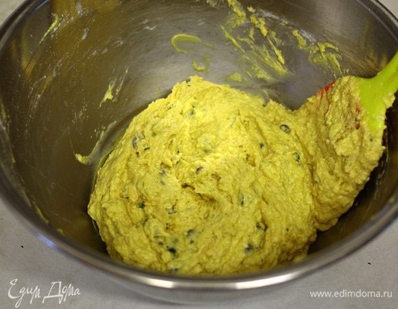 Замесить тесто спатулой.
