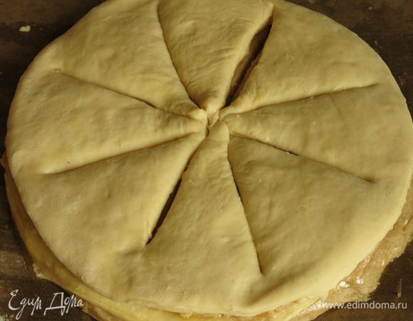 Делаем 8 разрезов от центра к краю через все пять слоев, оставляем по краю 1-2 см.
